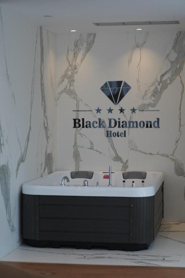 Black Diamond Hotel Tirana Buitenkant foto